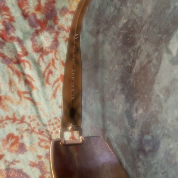 Burberry sunglasses w/case - Picture 4 of 7